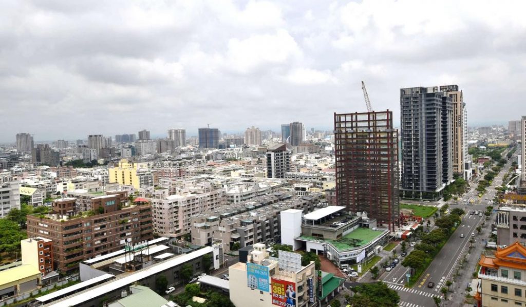 台南安平市政永華特區，坐擁多座大型公園，社區對外交通順暢便利，永華路林蔭大道形塑優質環境，成為高級住宅大樓推案重鎮。