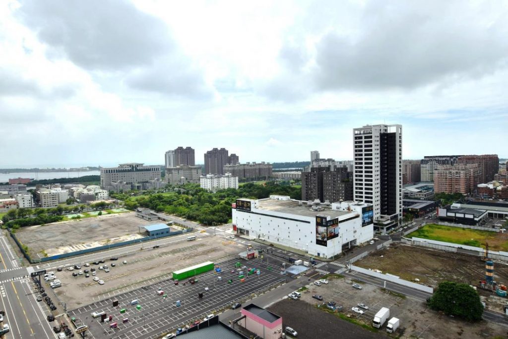 基地迅速連結市政中心商圈,該商圈吸引許多消費、觀光與洽公人潮,充裕的生活機能,成為台南市區蓬勃發展大生活圈。