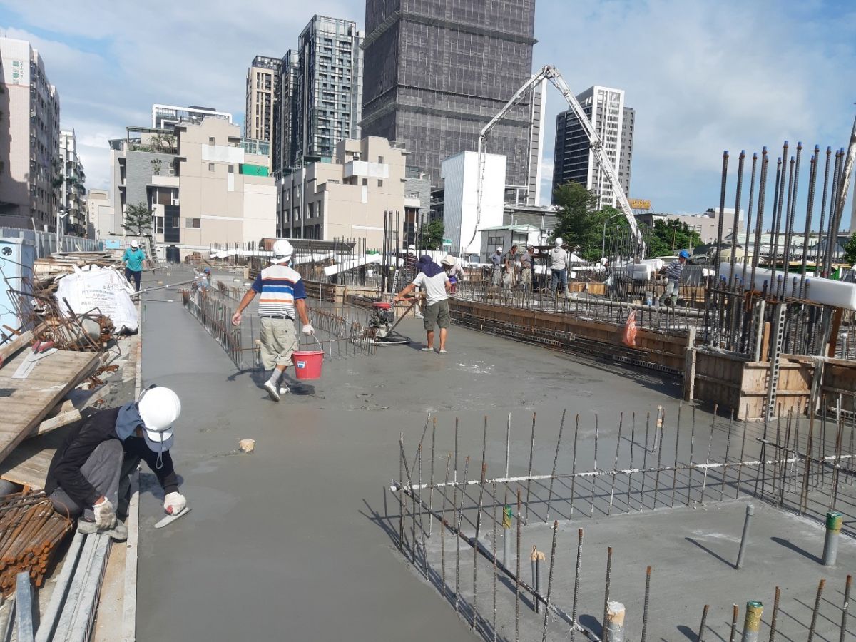 「景泰然」基礎完成,開始向上攀升。 台南建案景泰然建設基礎進度台南預售屋進度